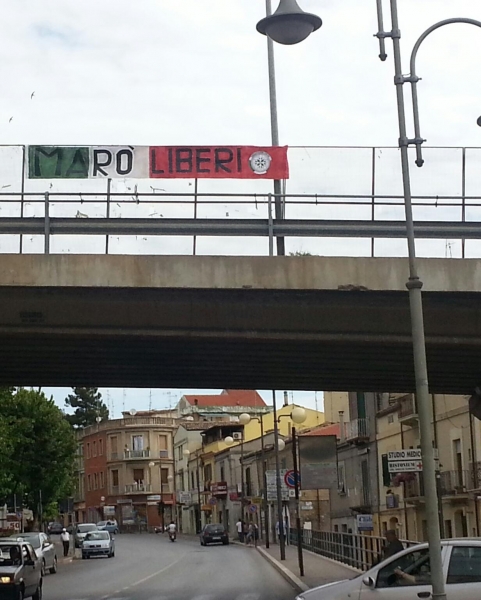 Maro Liberi Lo Striscione Sistemato Sul Viadotto Histonium Iniziativa Del Gruppo Vastese Di Casapound Nell Occasione Delle Frecce Tricolori