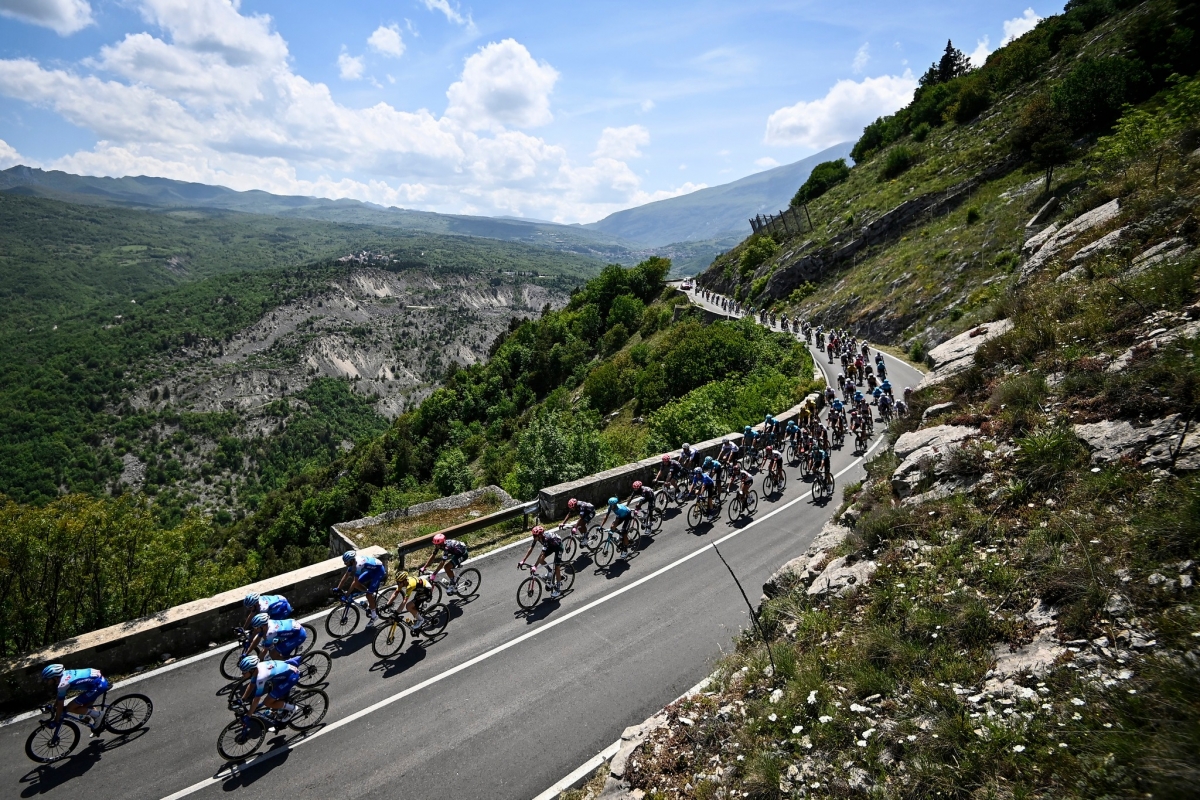 Il Giro d'Italia in Abruzzo spettacolo per la tappa d'arrivo al Blockhaus